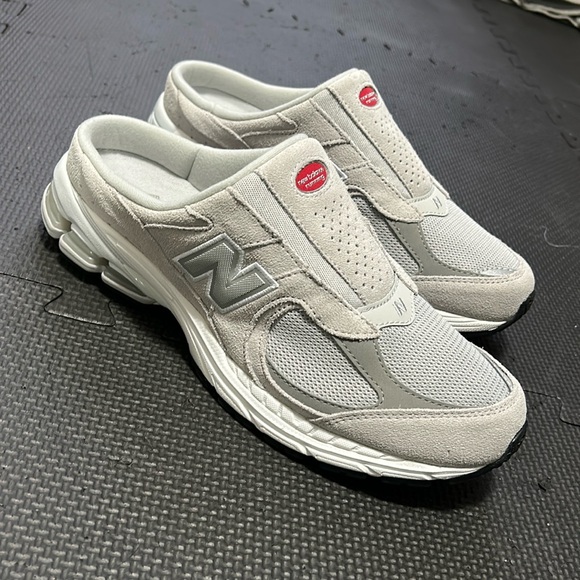 RARE like new (no box) new balance 2002r mule gray - Picture 2 of 9